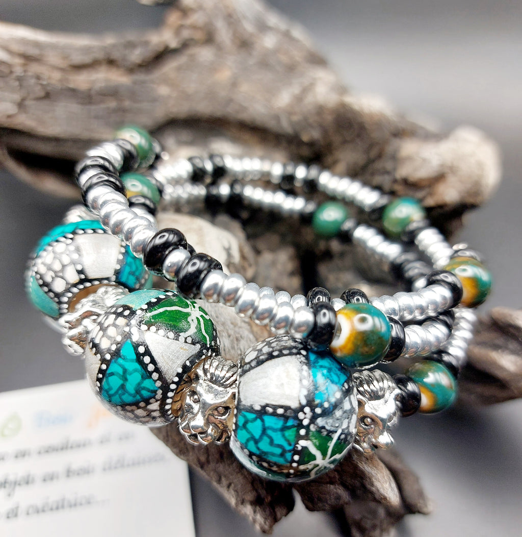 Parure collier, bracelet, boucles d'oreilles, perles bois décorées mains.                 LIVRAISON GRATUITE.