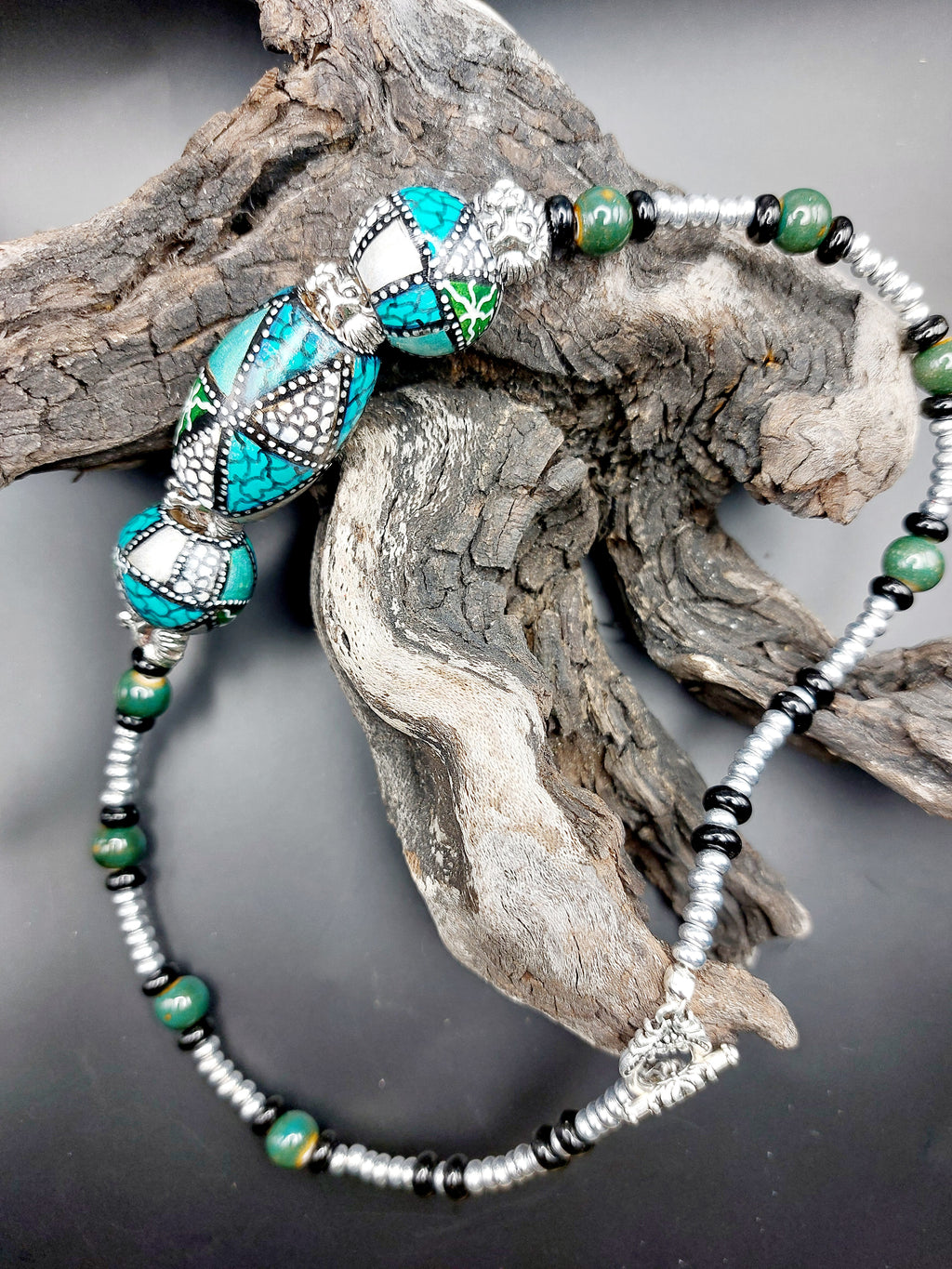 Parure collier, bracelet, boucles d'oreilles, perles bois décorées mains.                 LIVRAISON GRATUITE.