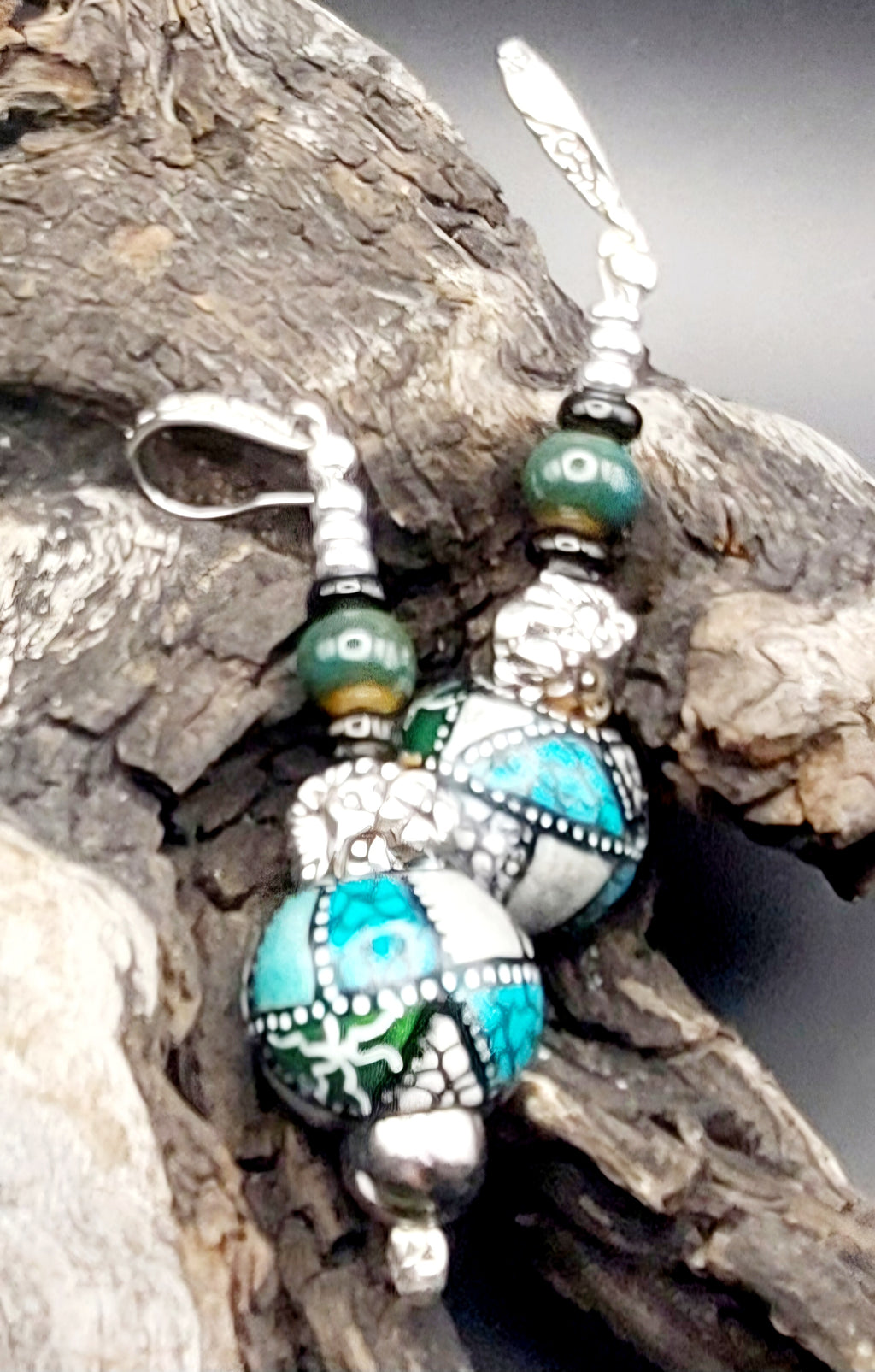 Parure collier, bracelet, boucles d'oreilles, perles bois décorées mains.                 LIVRAISON GRATUITE.