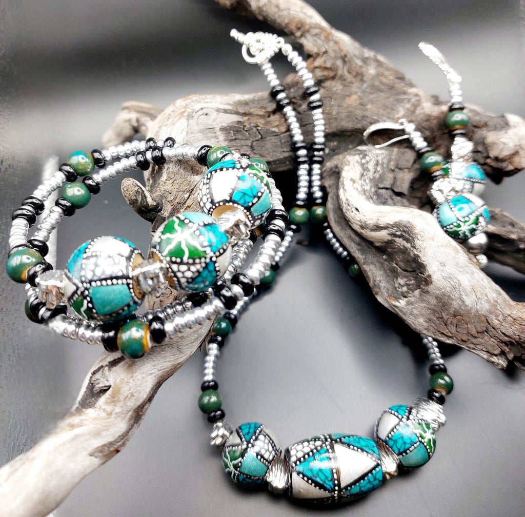 Parure collier, bracelet, boucles d'oreilles, perles bois décorées mains.                 LIVRAISON GRATUITE.