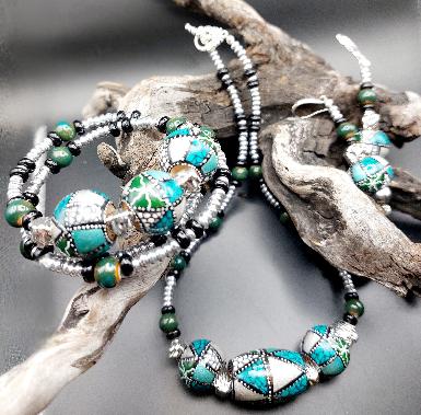 Parure collier, bracelet, boucles d'oreilles, perles bois décorées mains.                 LIVRAISON GRATUITE.