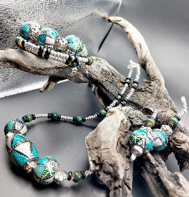 Parure collier, bracelet, boucles d'oreilles, perles bois décorées mains.                 LIVRAISON GRATUITE.