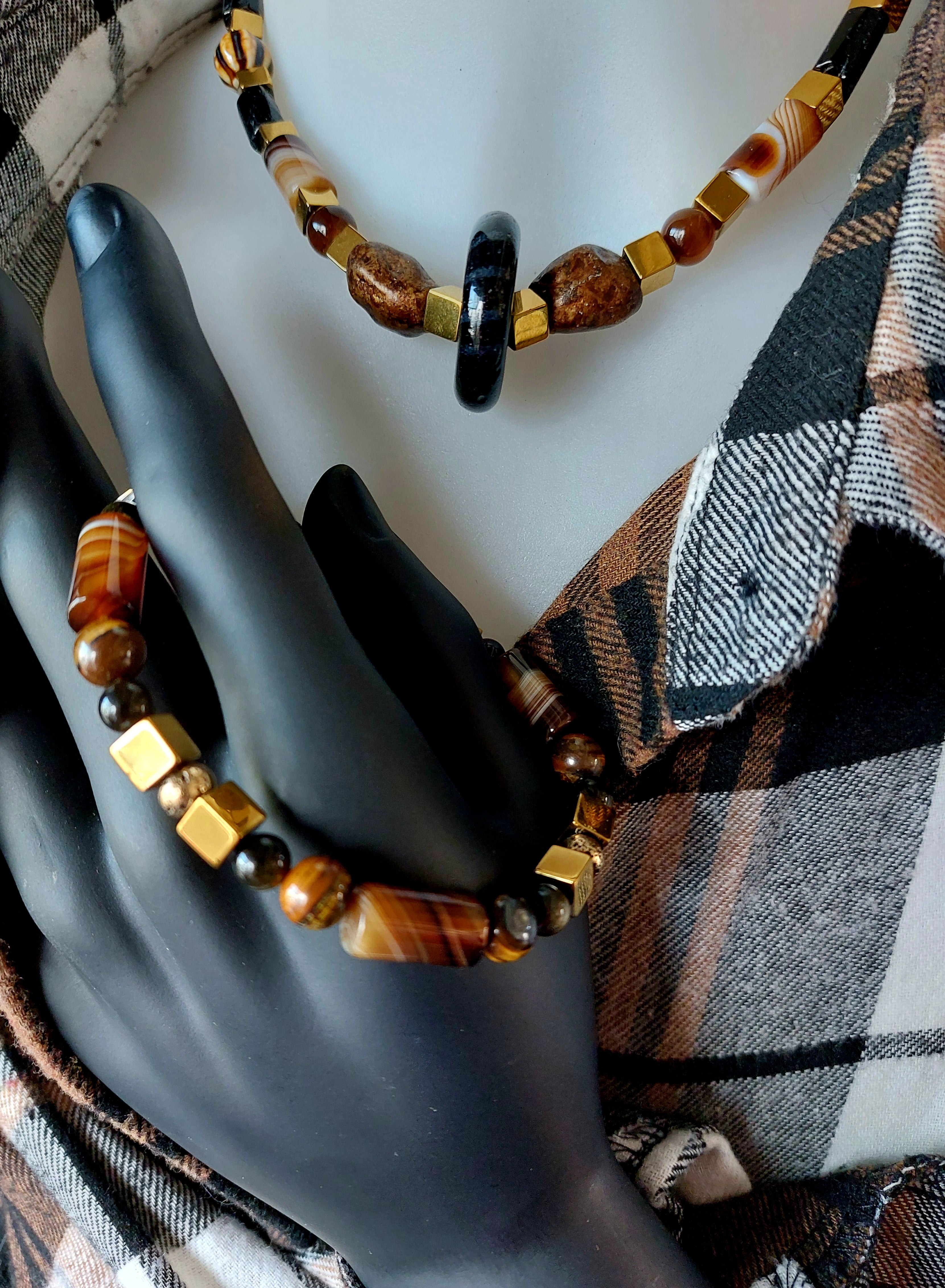 FORCE BRUTE ET ELEGANCE.       Collier 48 cm, bracelet 23 cm. livraison offerte .