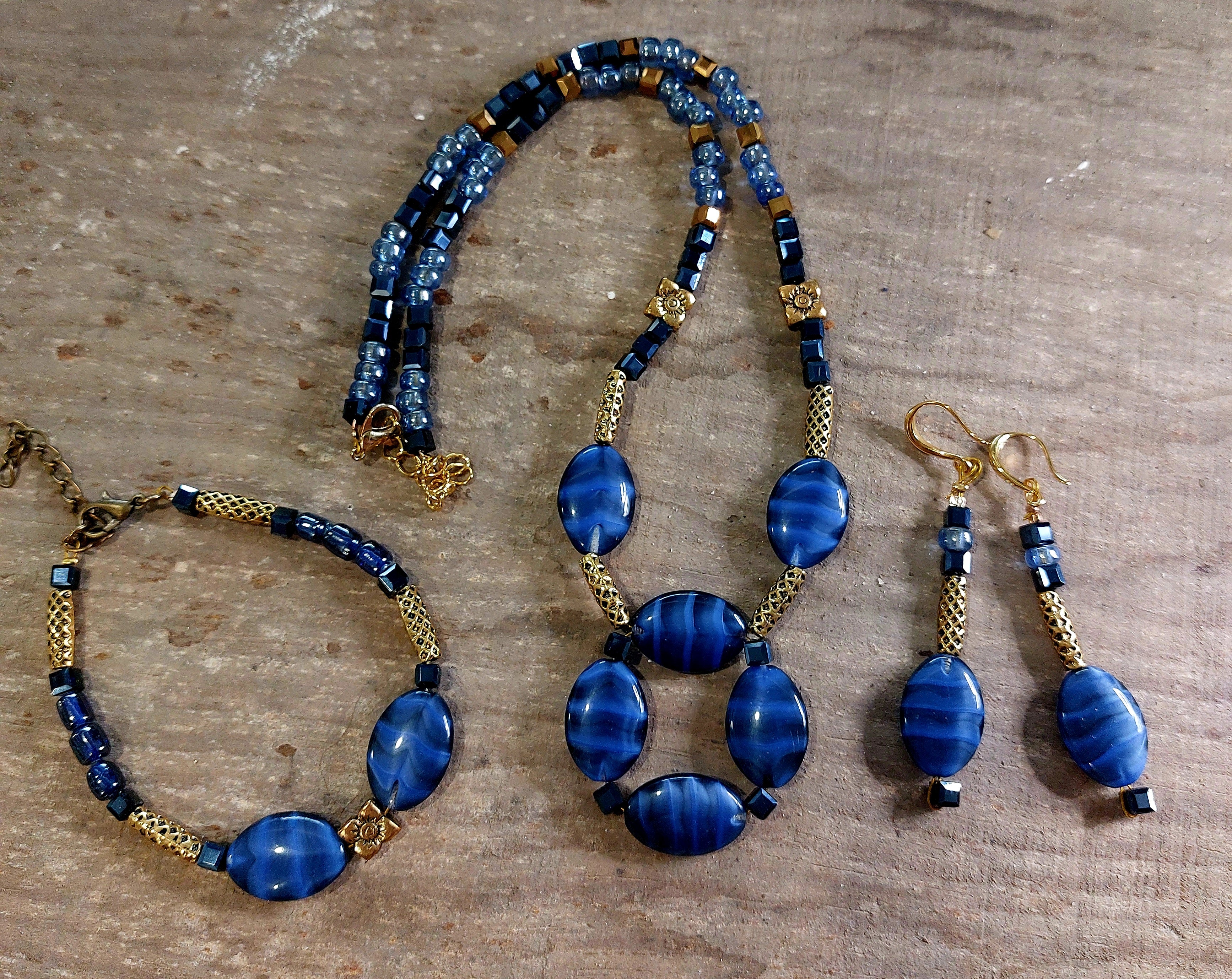 CLASSIQUE ET POURTANT SI MODERNE... Le bracelet est offert, la livraison aussi !