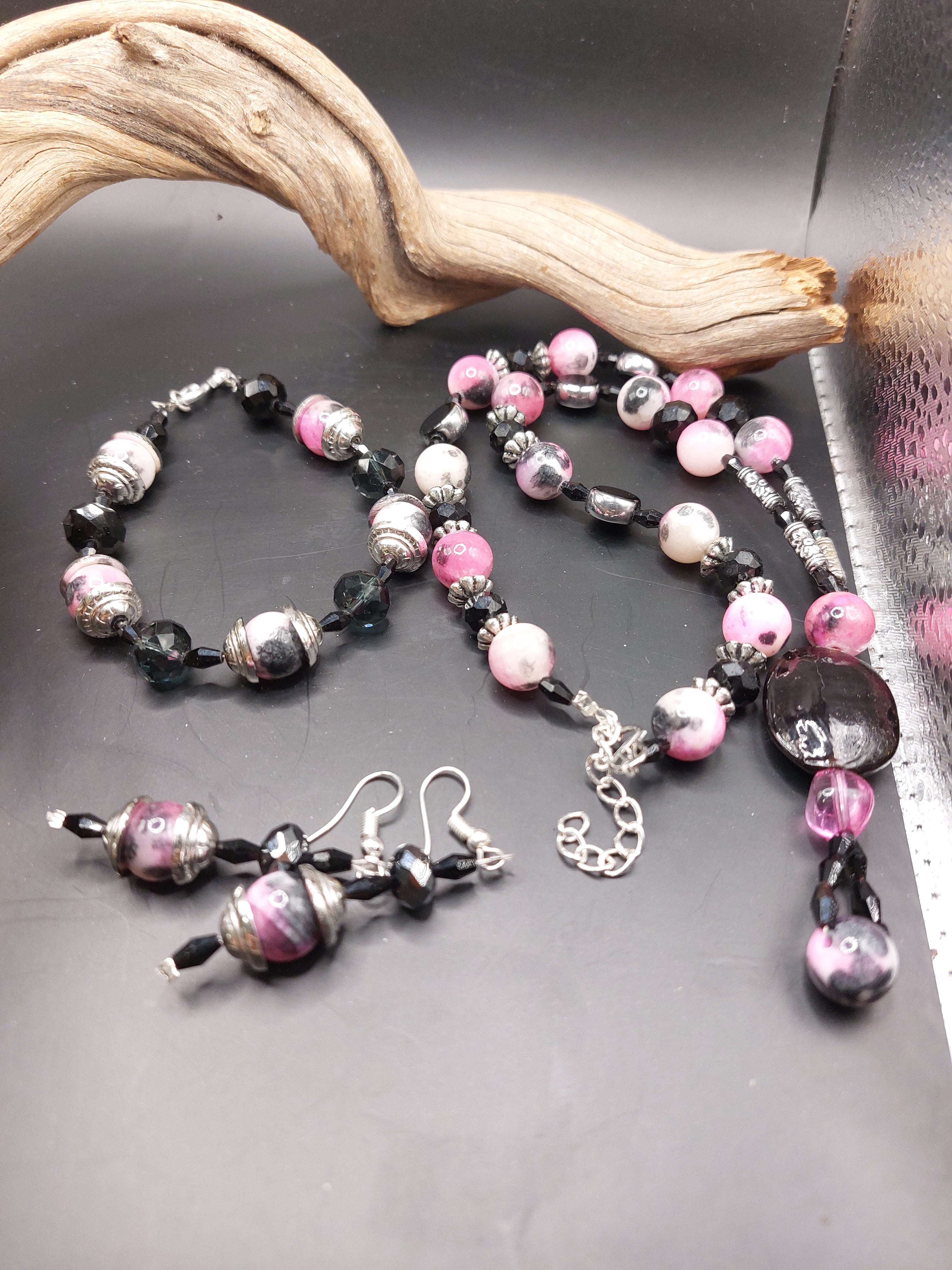 ROSE ET NOIR D’ANTAN. Bracelet offert ! livraison gratuite
